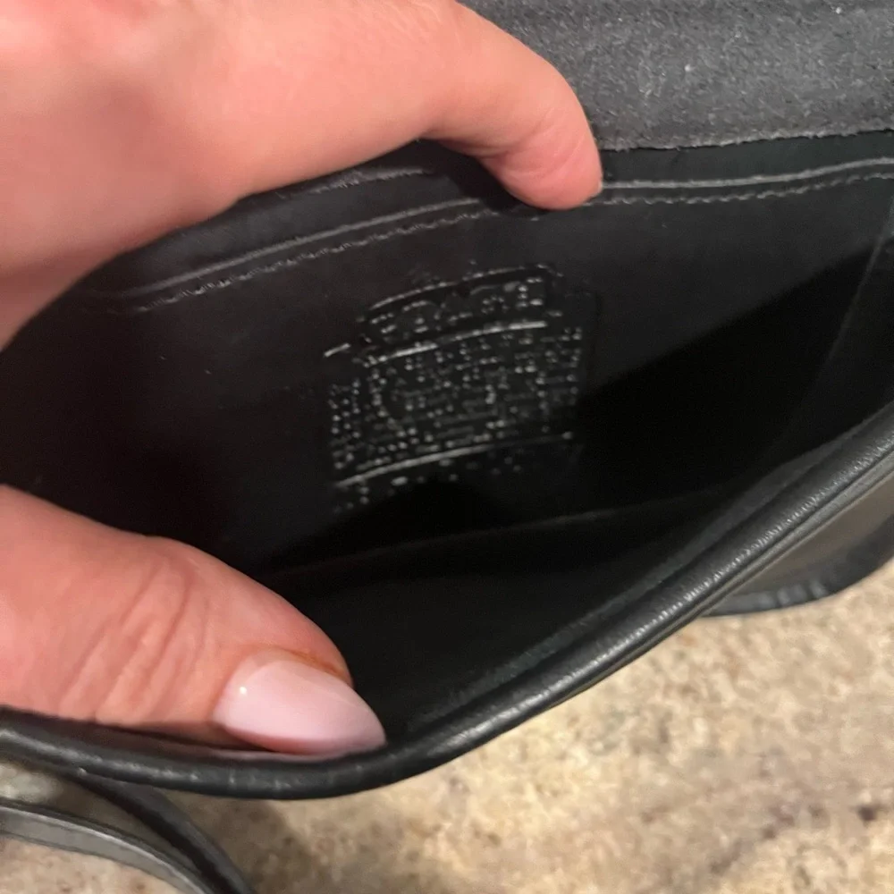 Vintage Classic Coach Black Leather Crossbody Bag with Turn-Lock Closure Clean